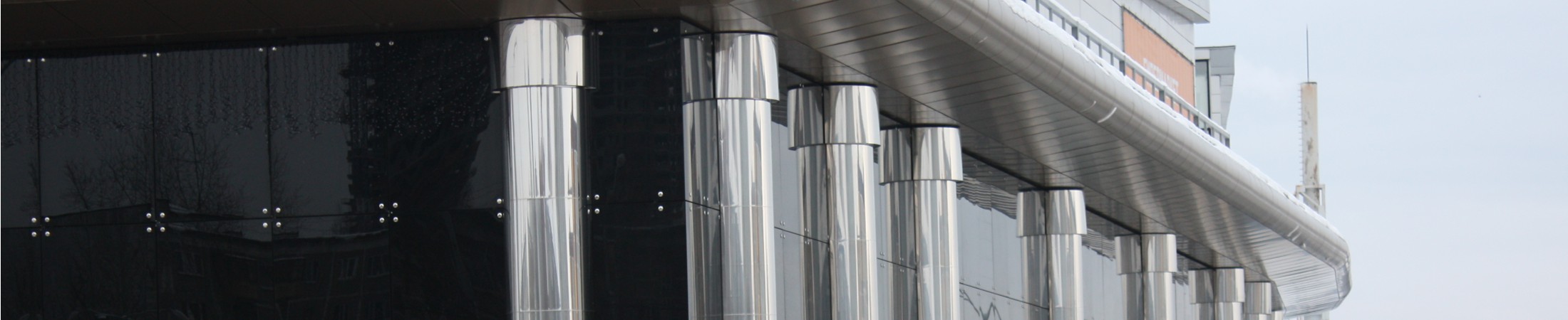 ТРЦ «Глобус» – фасадные колонны