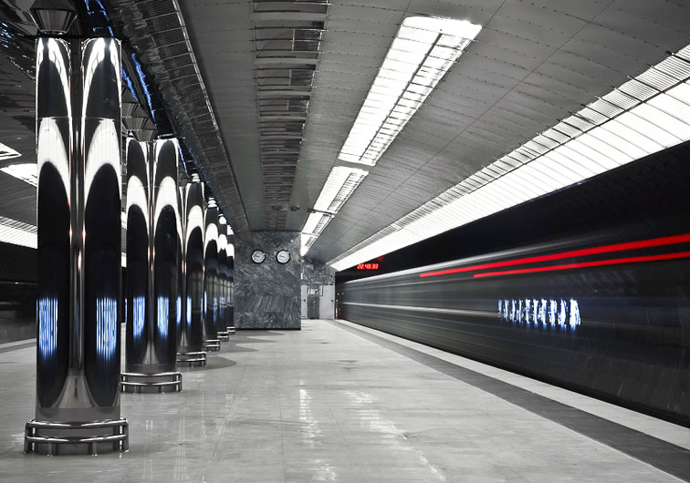 На станции метро «Чкаловская» завершен монтаж декоративной облицовки потолка и колонн