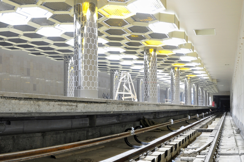 На станции метро «Ботаническая» завершен монтаж декоративной облицовки потолка и колонн
