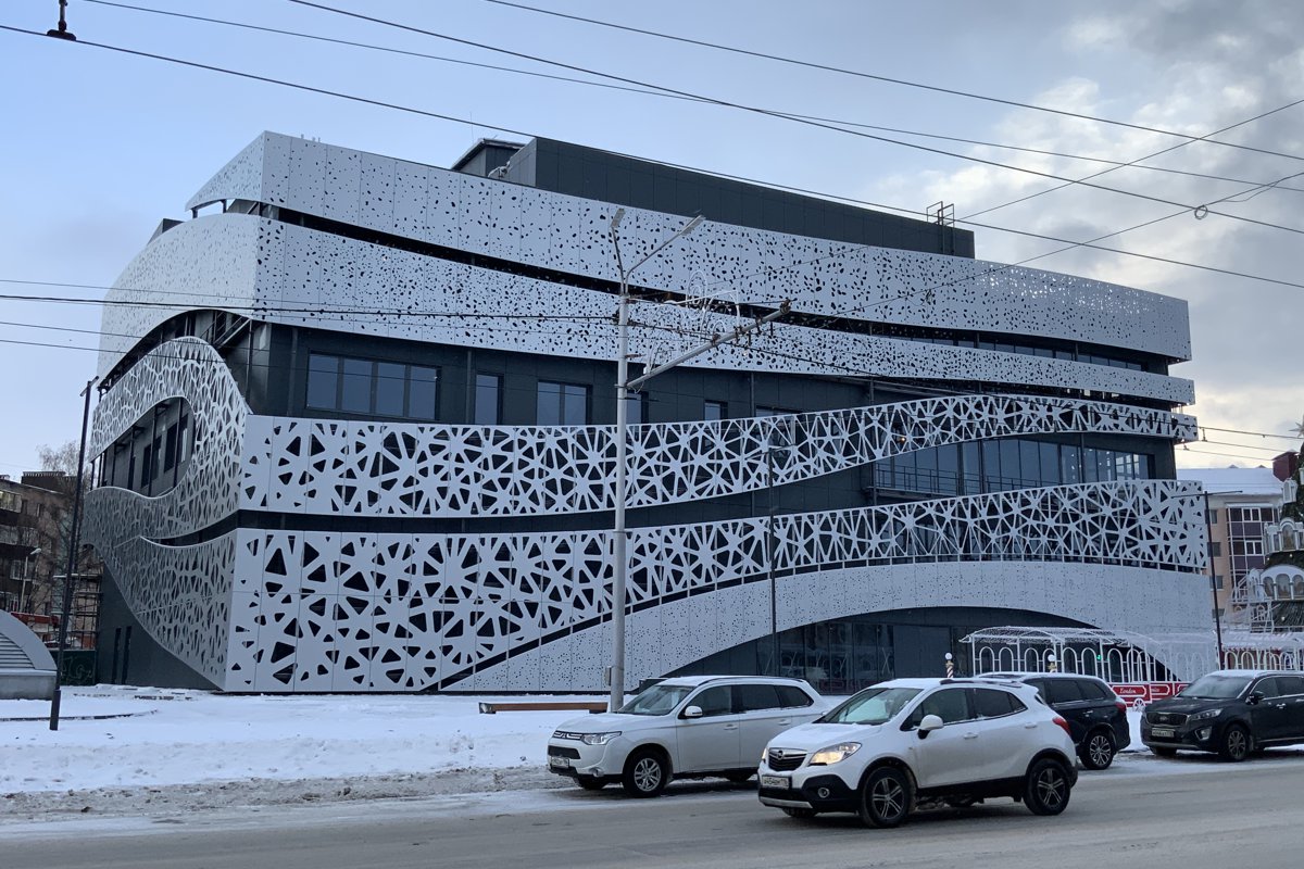 Навесной перфорированный фасад украсил здание Общественного центра в Альметьевске