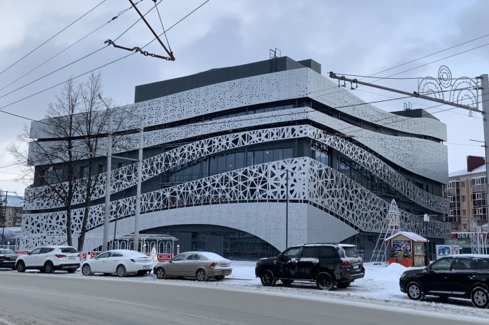 Навесной перфорированный фасад украсил здание Общественного центра в Альметьевске